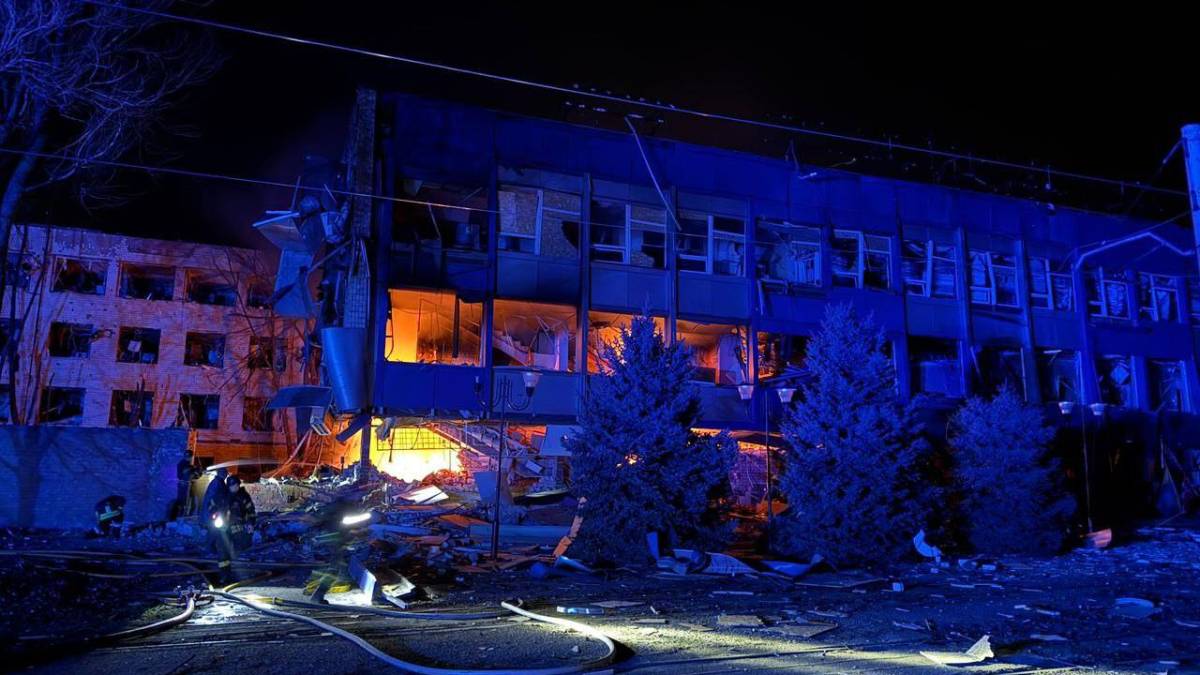 Ракетна атака по Запоріжжю, загинула людина, 25 поранені: на місцях обстрілів працюють поліцейські