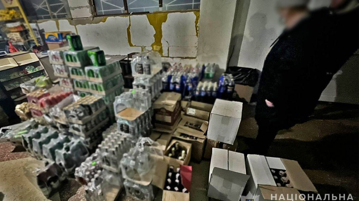 У прифронтовій Долинці поліцейські вилучили з незаконного продажу понад 800 літрів спиртного