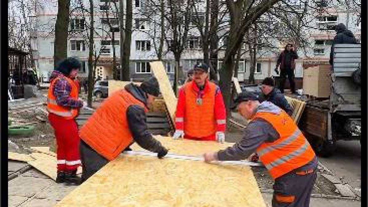 Запорізькі добробатівці допомагають відновлювати житло містян, що постраждало від обстрілів (відео)