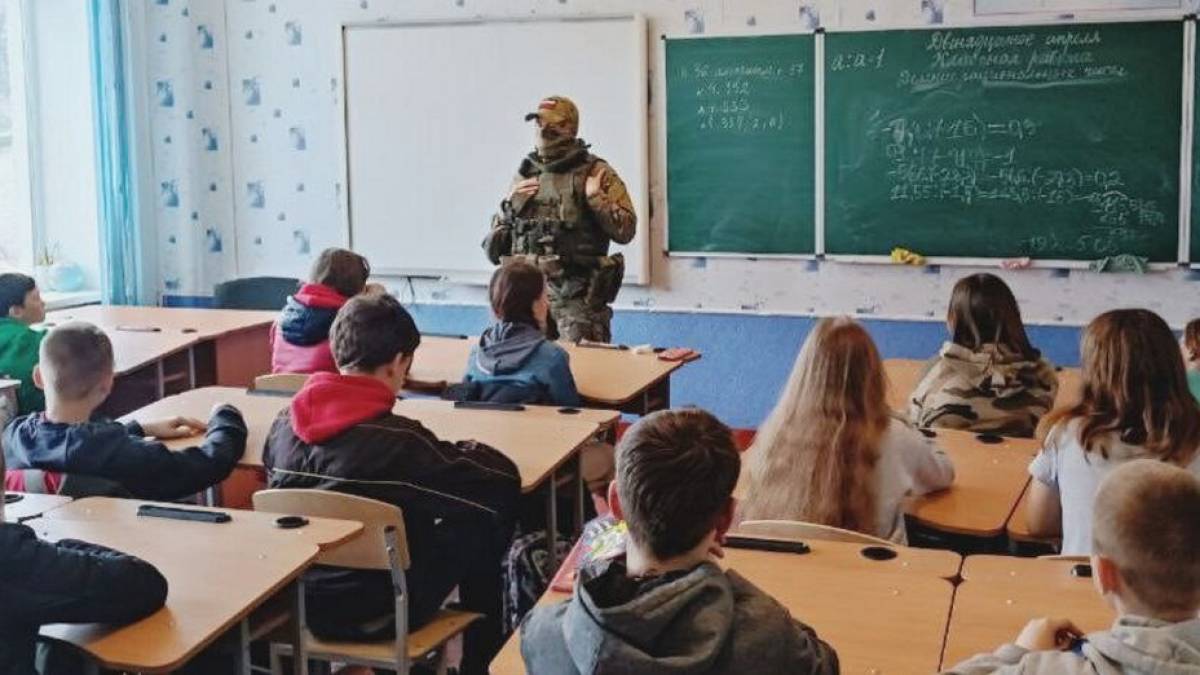 У школах окупованого Бердянська профільні предмети викладають люди без вищої освіти