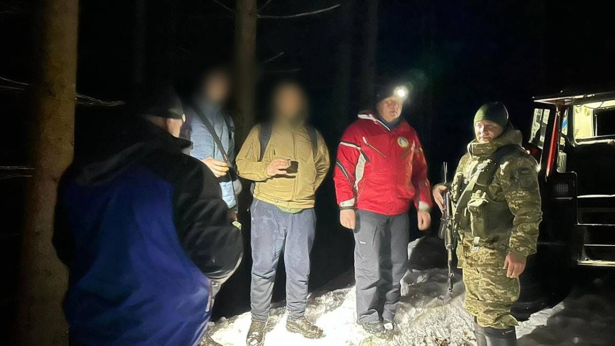 У Карпатах врятували двох чоловіків, які замерзли, поки шукали шлях до Румунії