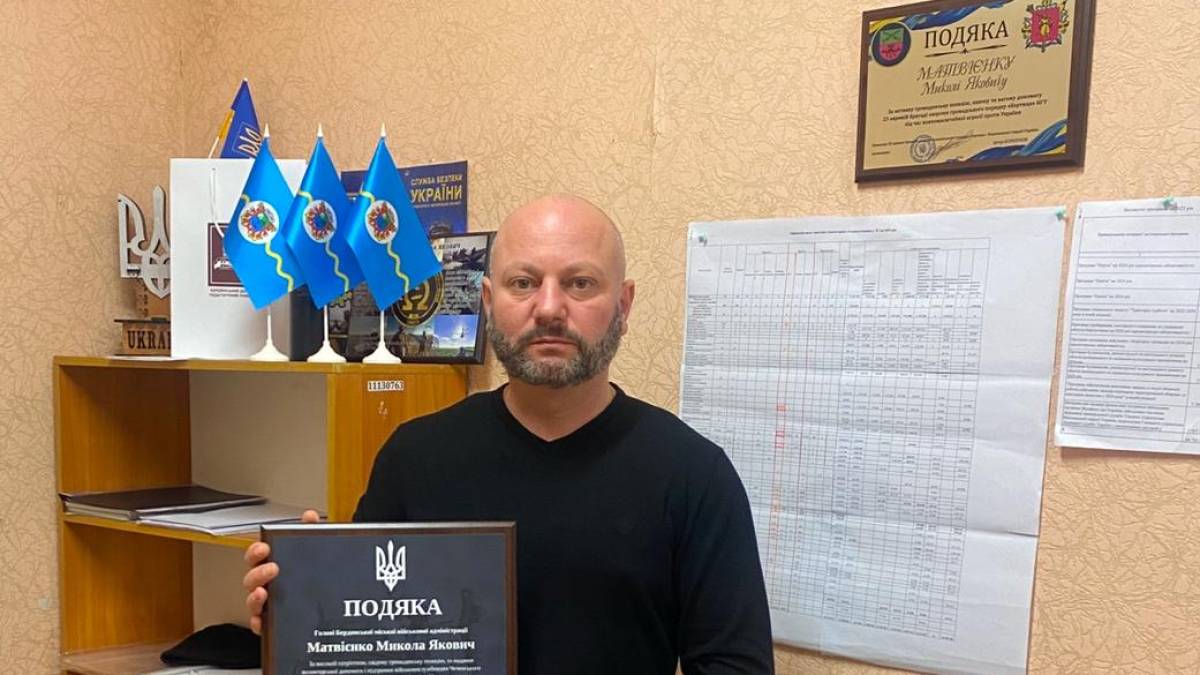На Запоріжжі Чеченський миротворчий батальйон нагородив керівника однієї з військових адміністрацій