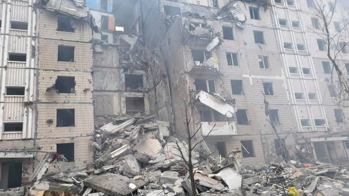 Запорізькі рятувальники гасили пожежі в обстріляному авіабомбами Степногірську