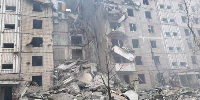 Запорізькі рятувальники гасили пожежі в обстріляному авіабомбами Степногірську