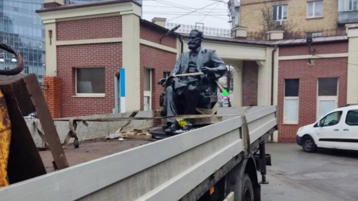 У Києві демонтували пам’ятник Івану Павлову