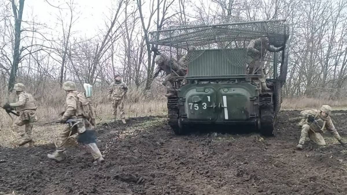 Захисників Запоріжжя вчать десантуванню з бронемашин