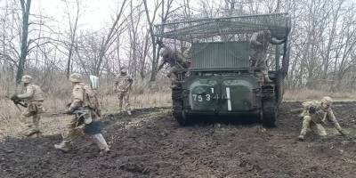 Захисників Запоріжжя вчать десантуванню з бронемашин