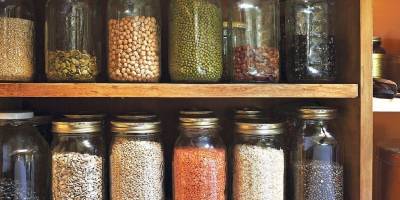 Як захистити продукти від харчової молі: пакет не врятує