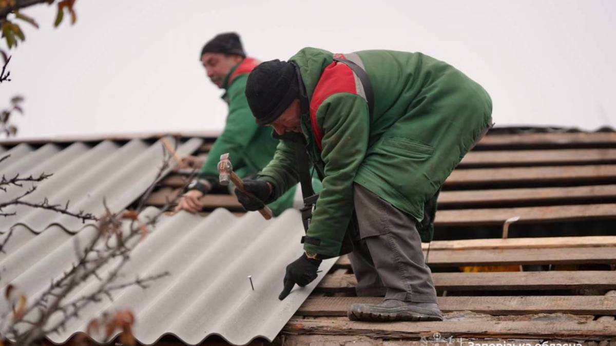 Рятувальники та комунальники Запоріжжя повертають людям дах над головою