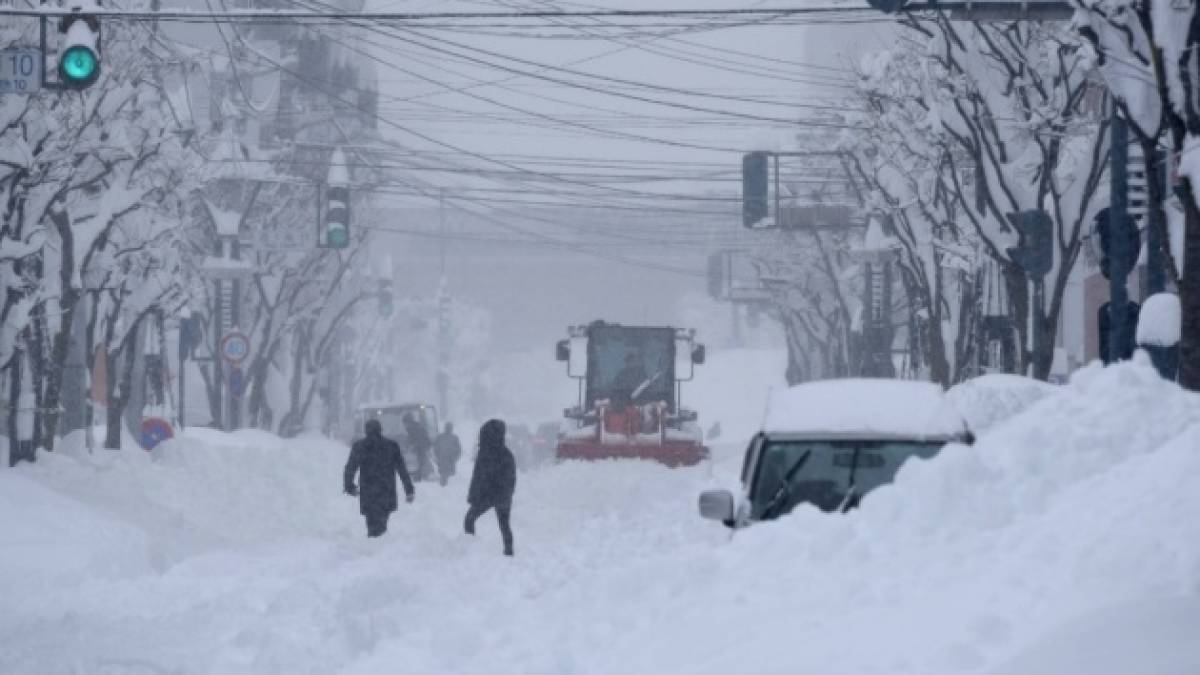 На півночі Японії випала рекордна кількість снігу