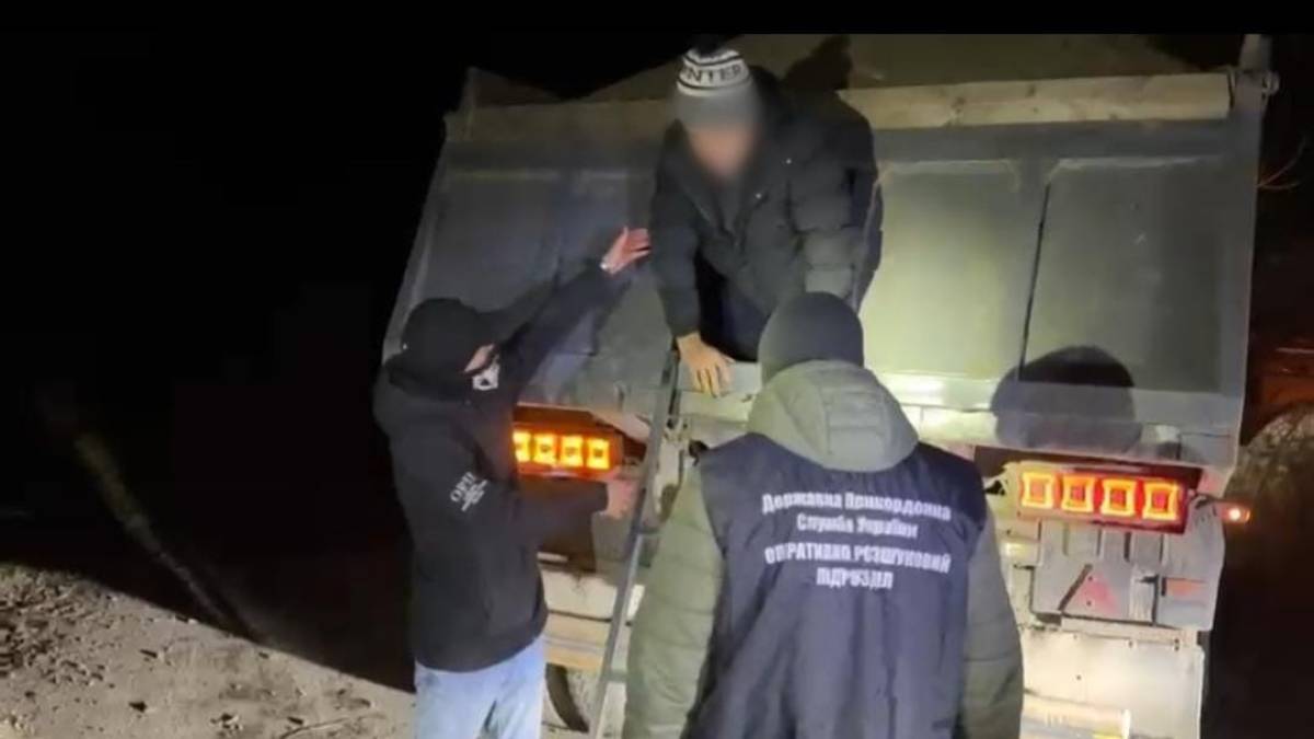 Мешканці Запоріжжя намагалися потрапити в Європу у вантажівці під шаром піску (відео)