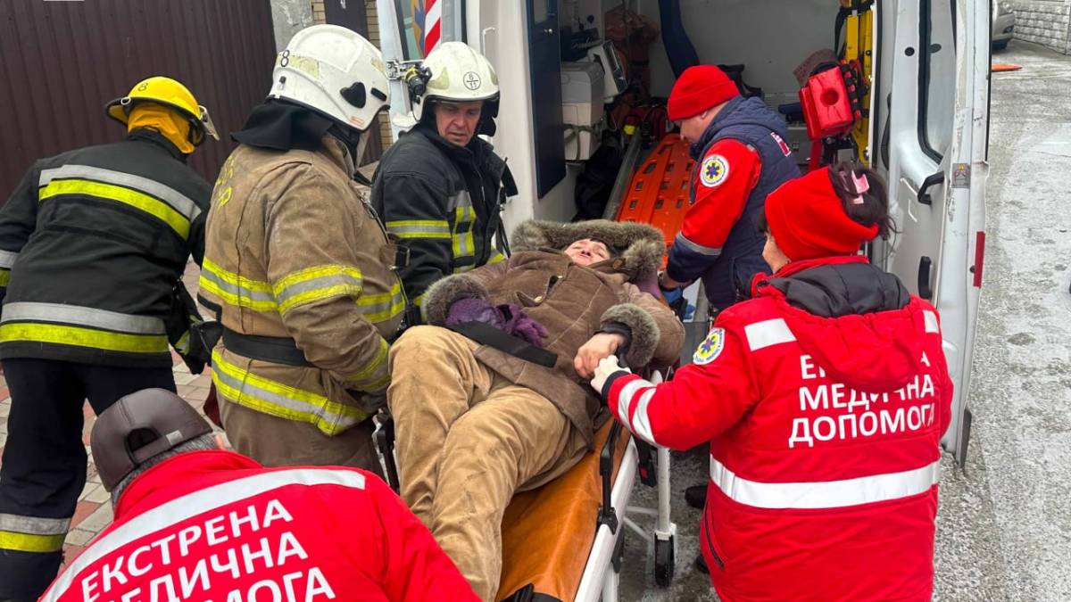 У Запоріжжі врятували пенсіонерку, яка впала у глибокий підвал (фото, відео)