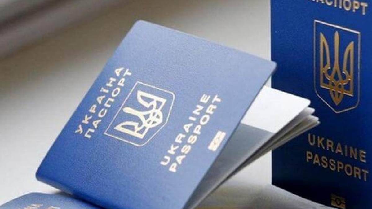 Закордонний паспорт: скільки діючих документів можна мати  — МВС