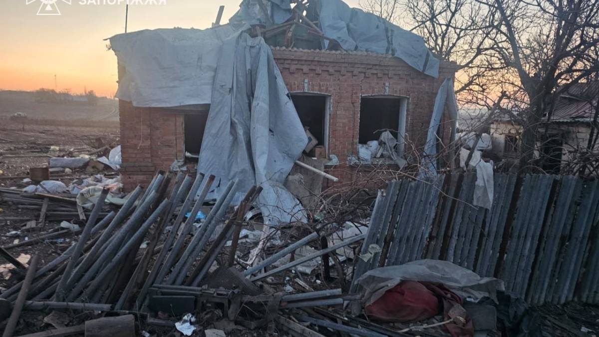 Жінка та двоє чоловіків поранені внаслідок ворожого обстрілу Пологівського району