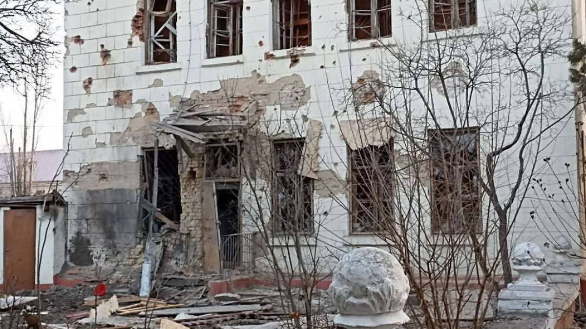 Було і стало: окупанти руйнують Нову Каховку, а спадщину виставляють в росії