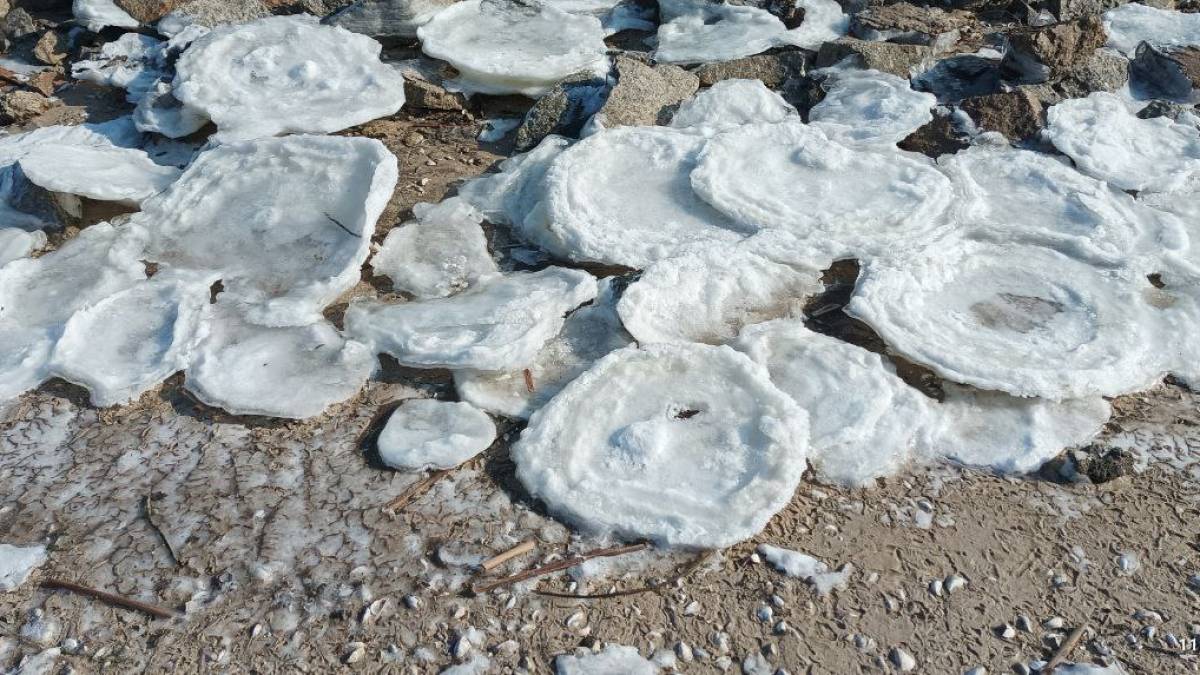«Крижані млинці» на березі Дніпра «напекло» різке похолодання