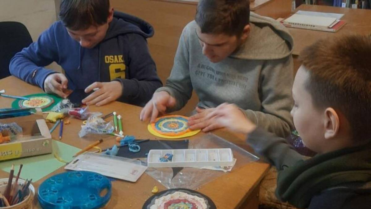 В Запорізькій дитячій бібліотеці створювали арттерапевтичну зернову мандалу