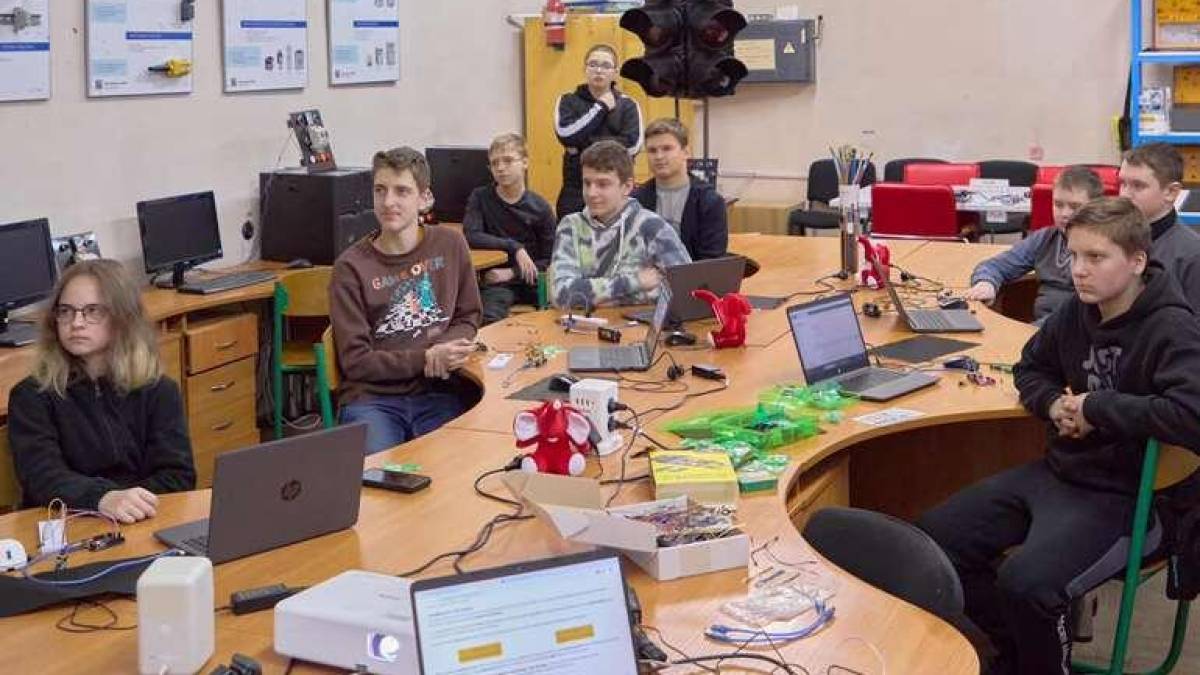 У “Запорізькій політехніці” школярі потоваришували з дронами та роботами