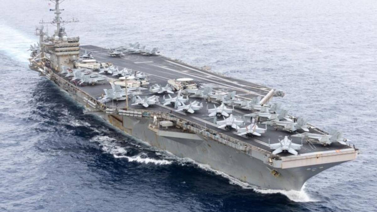 Американський авіаносець USS Harry Truman зіткнувся з торговим судном у Середземному морі