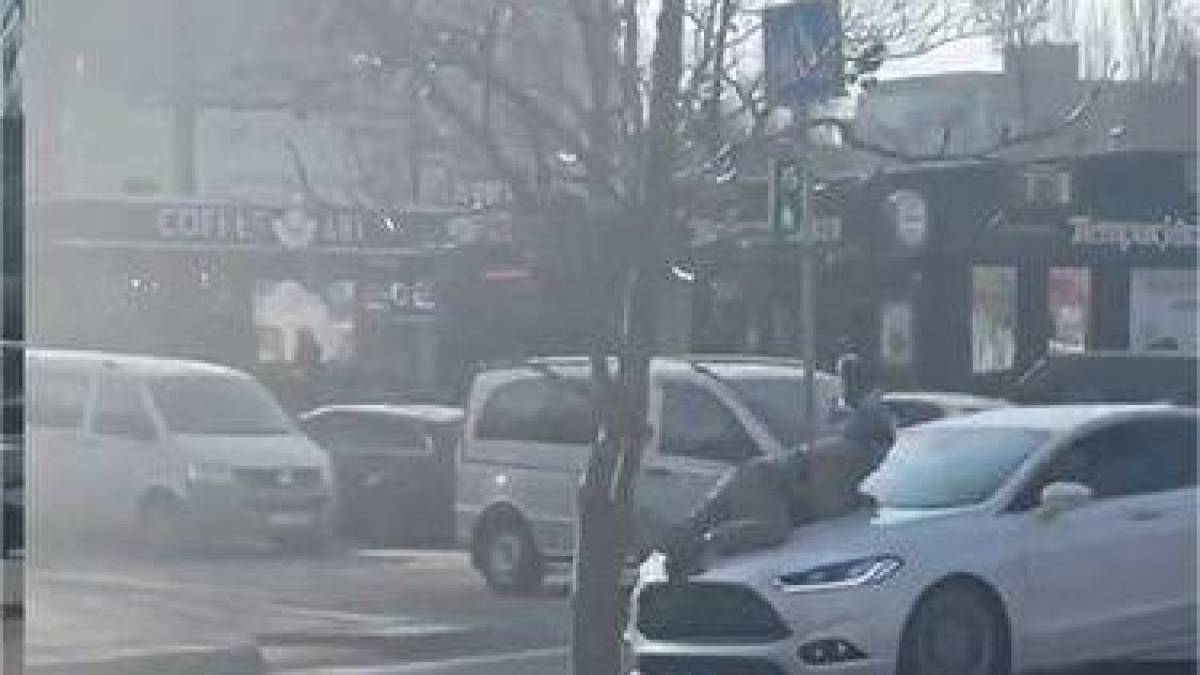 У Запоріжжі водій збив та «катав» на капоті військового: подробиці від поліції