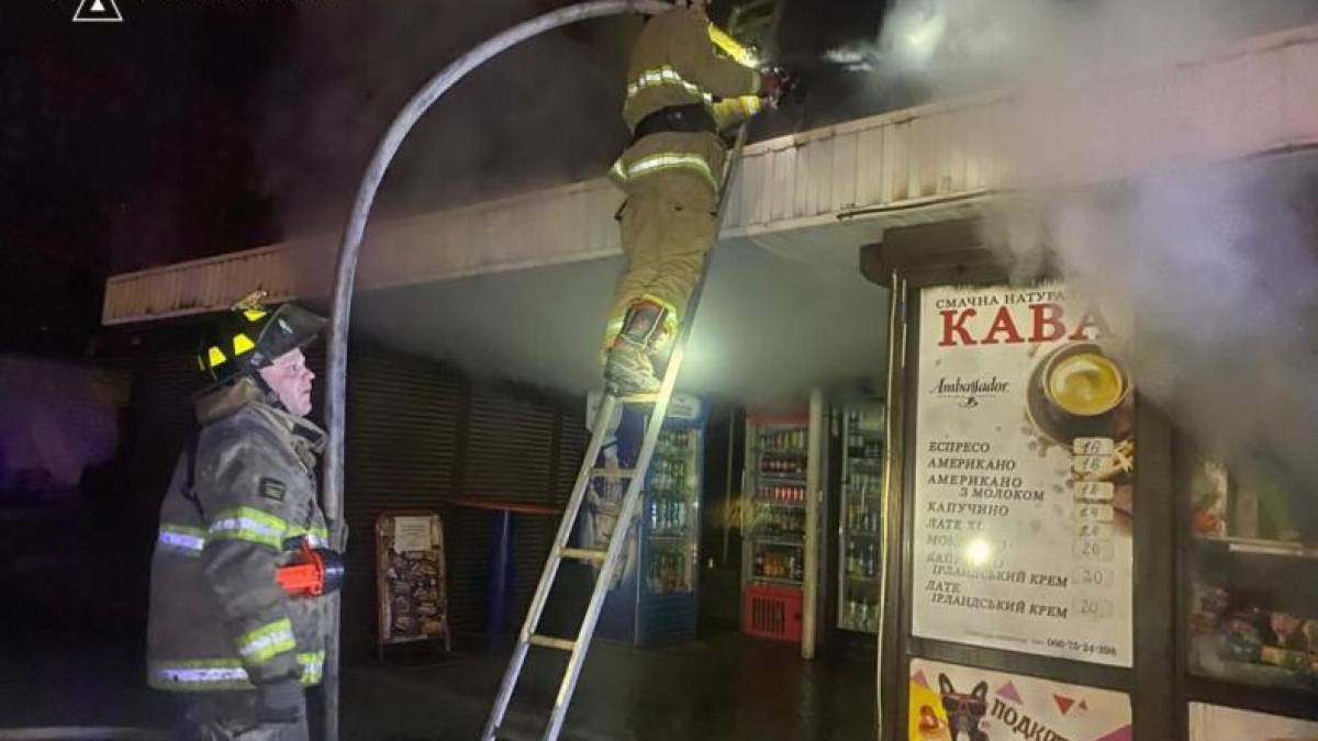У Запоріжжі на зупинці горів кіоск (фото, відео)