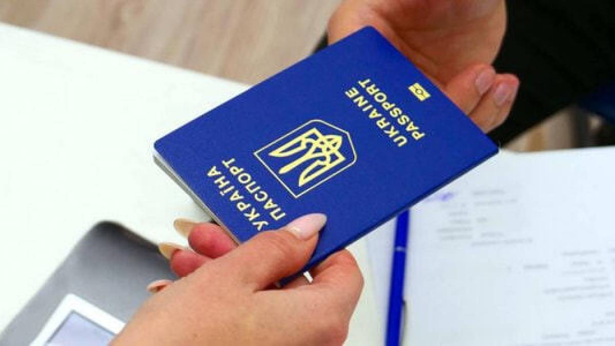 Зміни для українців за кордоном: видача паспортів чоловікам відновлюється