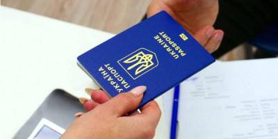 Зміни для українців за кордоном: видача паспортів чоловікам відновлюється