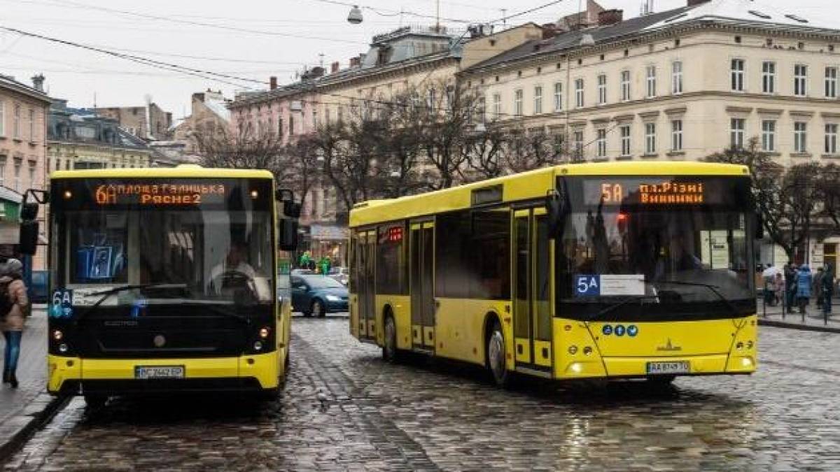 На Львівщині запровадили зупинку транспорту під час хвилини мовчання