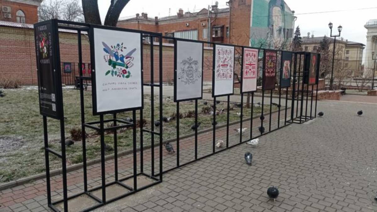 Театральний сквер – це галерея під небом: нині тут виставка Марти Лешак
