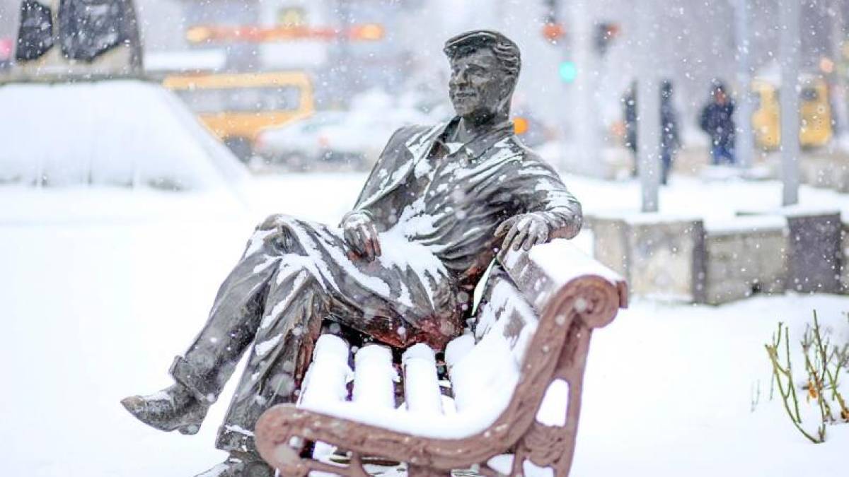 Як незламні запоріжці прибирають сніг? Та майже по-літньому вдягненими