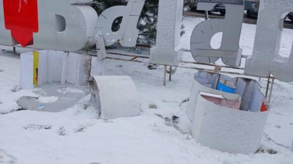 У громаді на Запоріжжі нетверезі жінки розтрощили прикрасу селища (фото, відео)