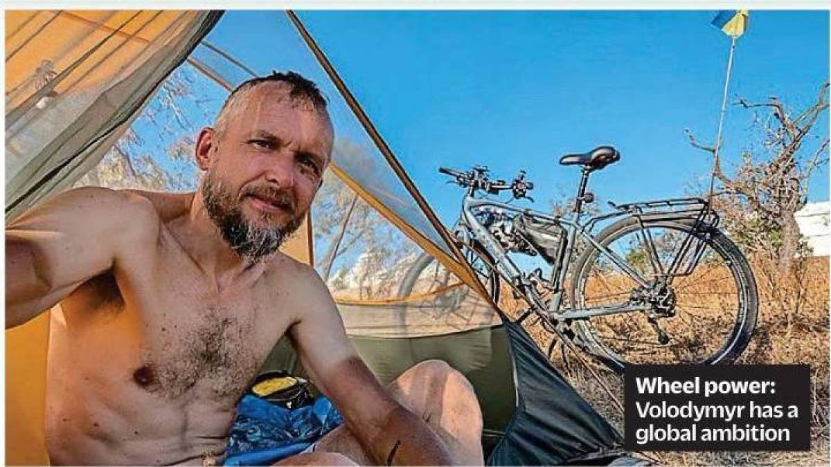 Українець подорожує світом на велосипеді, щоб люди не забували про війну
