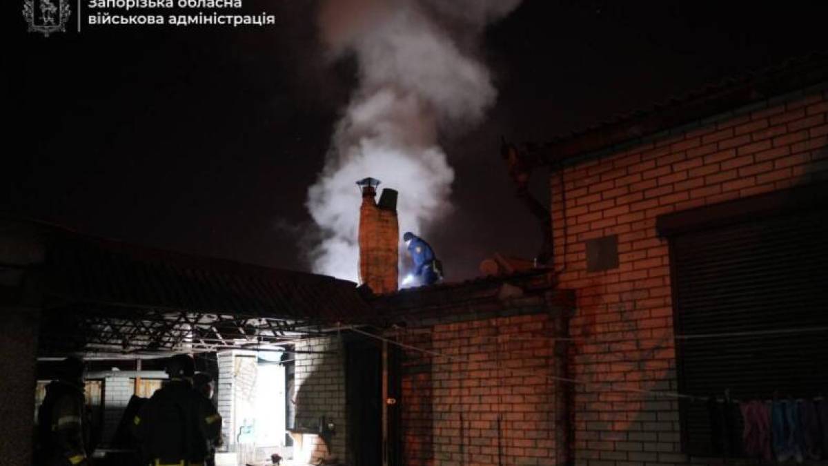 В результате атаки вражеских БпЛА на Запорожье произошел пожар