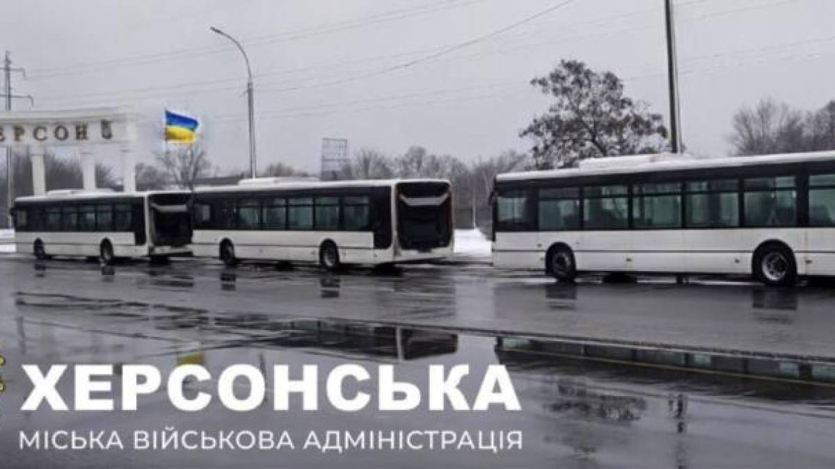 Японія передала Херсону 5 пасажирських автобусів