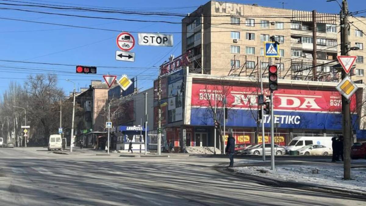 На критично важливому перехресті Запоріжжя встановили 29 нових світлофорів та 67 дорожніх знаків (фото, відео)