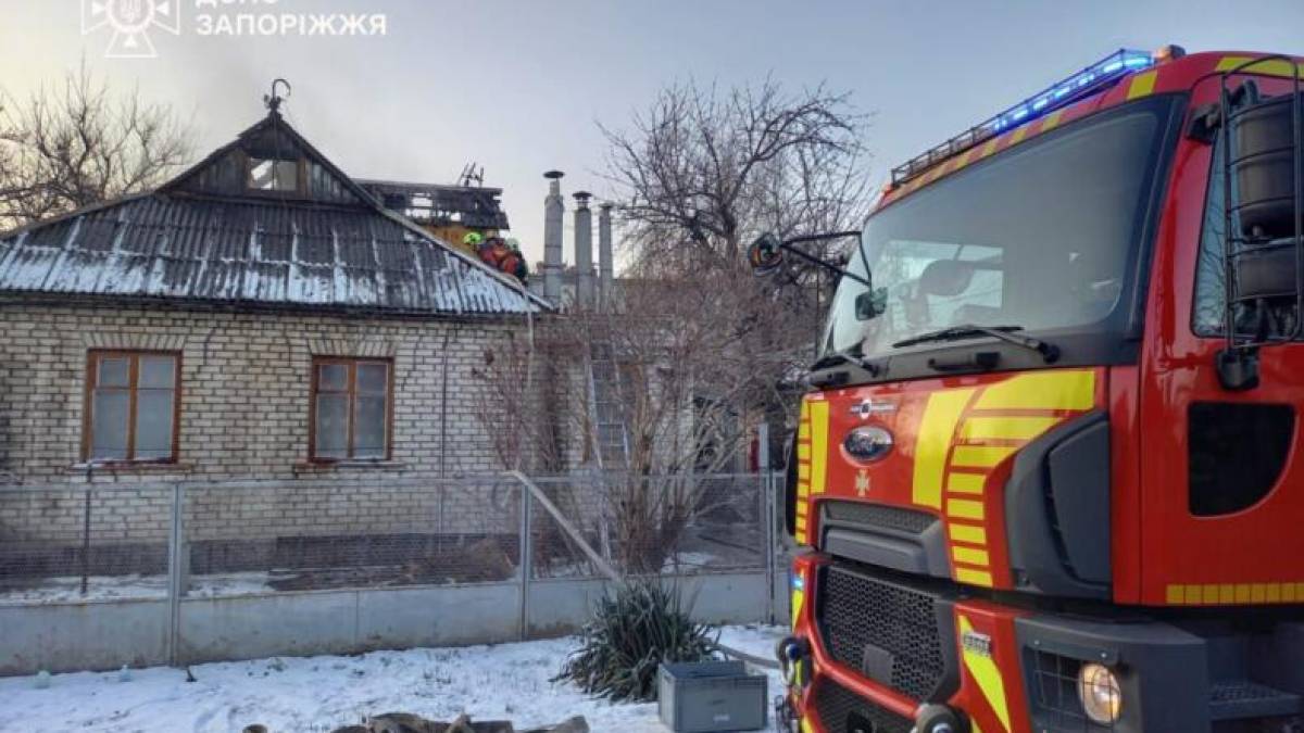 У Запоріжжі загорілася покрівля житлового будинку