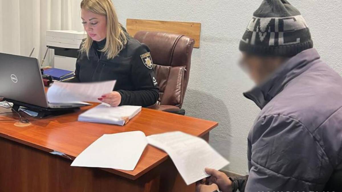 Запорізькі поліцейські затримали чоловіка, який вчинив розбійний напад на містянку