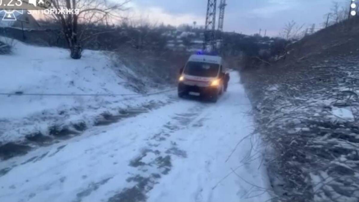 У Запоріжжі авто «швидкої допомоги» застрягло на дорозі
