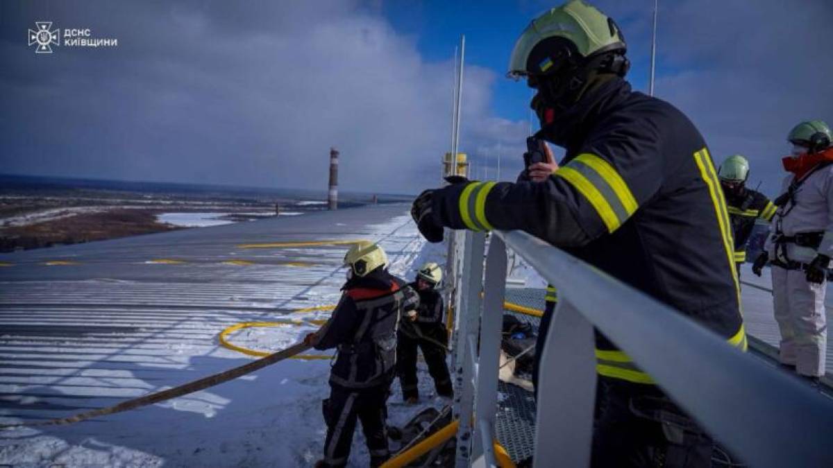 На Чорнобильській АЕС досі триває гасіння одного осередку тління