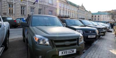 Британські волонтери привезли до Львова 35 позашляховиків для ЗСУ