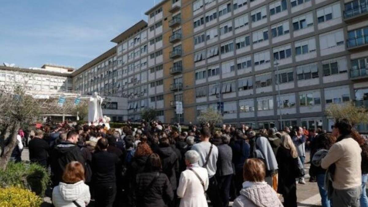 Стан Папи Римського залишається критичним, але він при свідомості — Ватикан