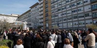 Стан Папи Римського залишається критичним, але він при свідомості — Ватикан