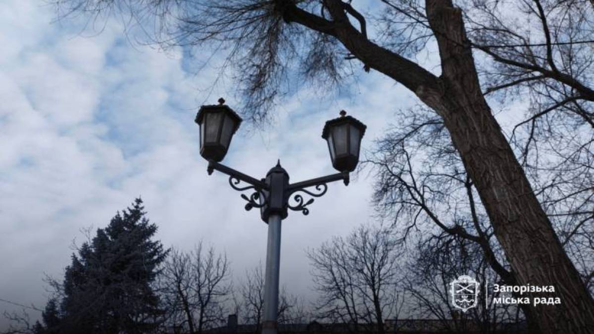 У центрі Запоріжжя оновлюють ліхтарі (фото)