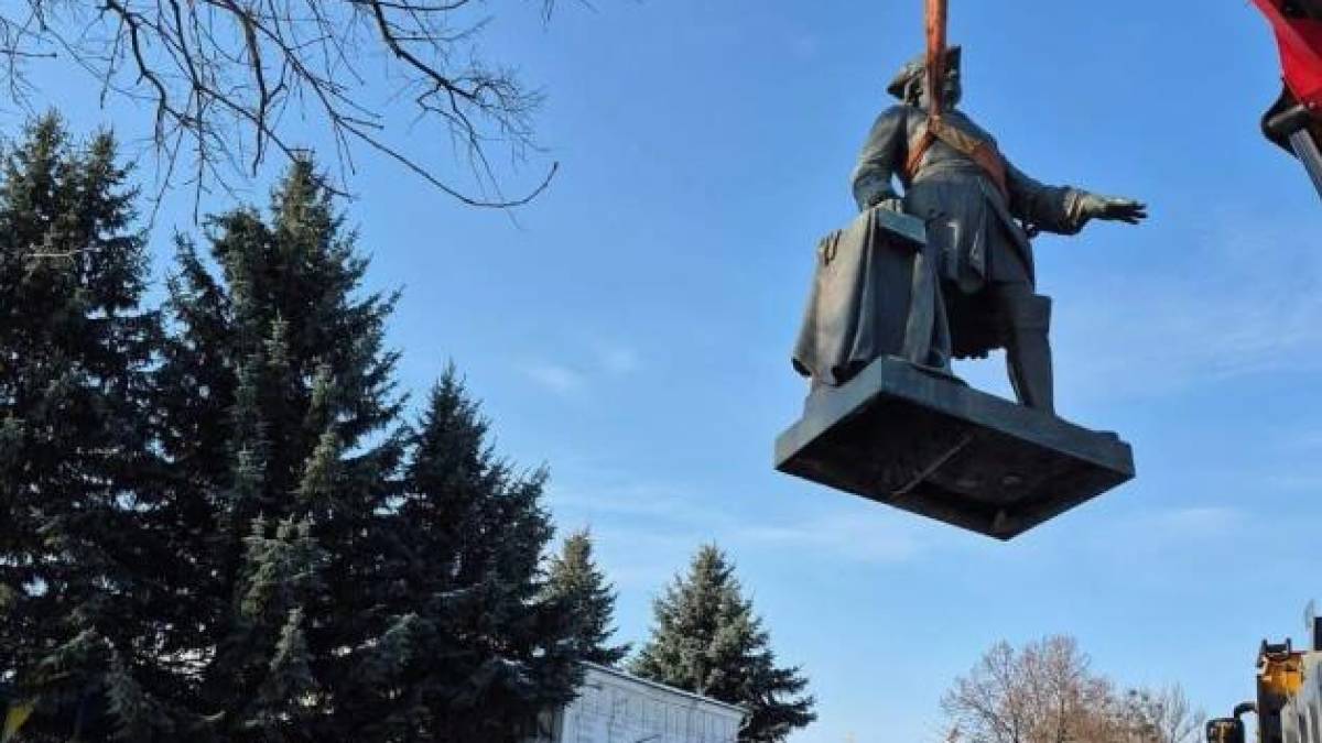 У Полтаві демонтували пам’ятник  російському імператору Петру І