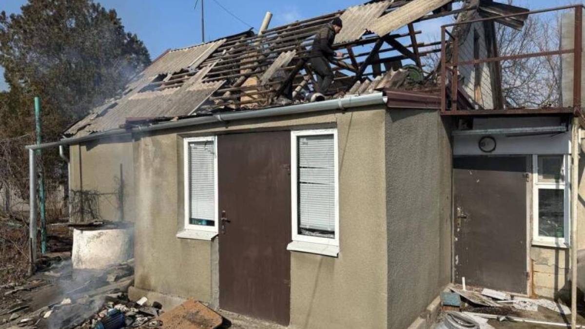 Зруйновані будинки та нежитлові споруди. Такі наслідки ворожого удару по Гуляйполю