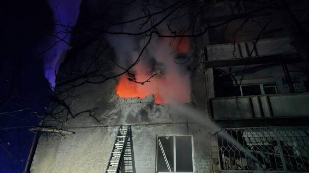Атака дронів: у Харкові уламки пошкодили будинки, університет та оперний театр