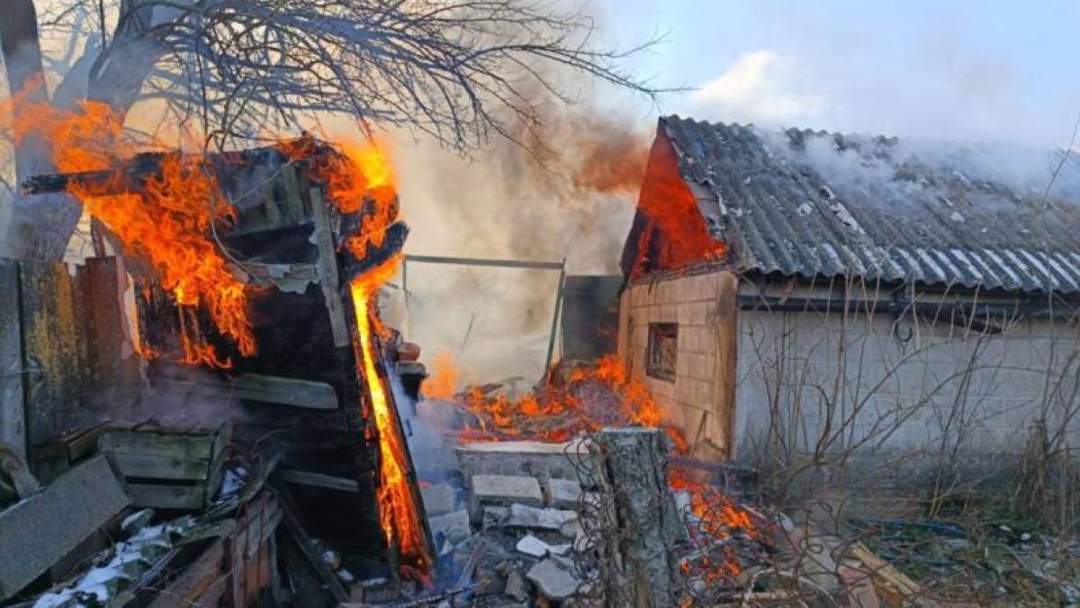 ДСНС Запорізької області: ліквідація наслідків ворожих обстрілів 25 лютого