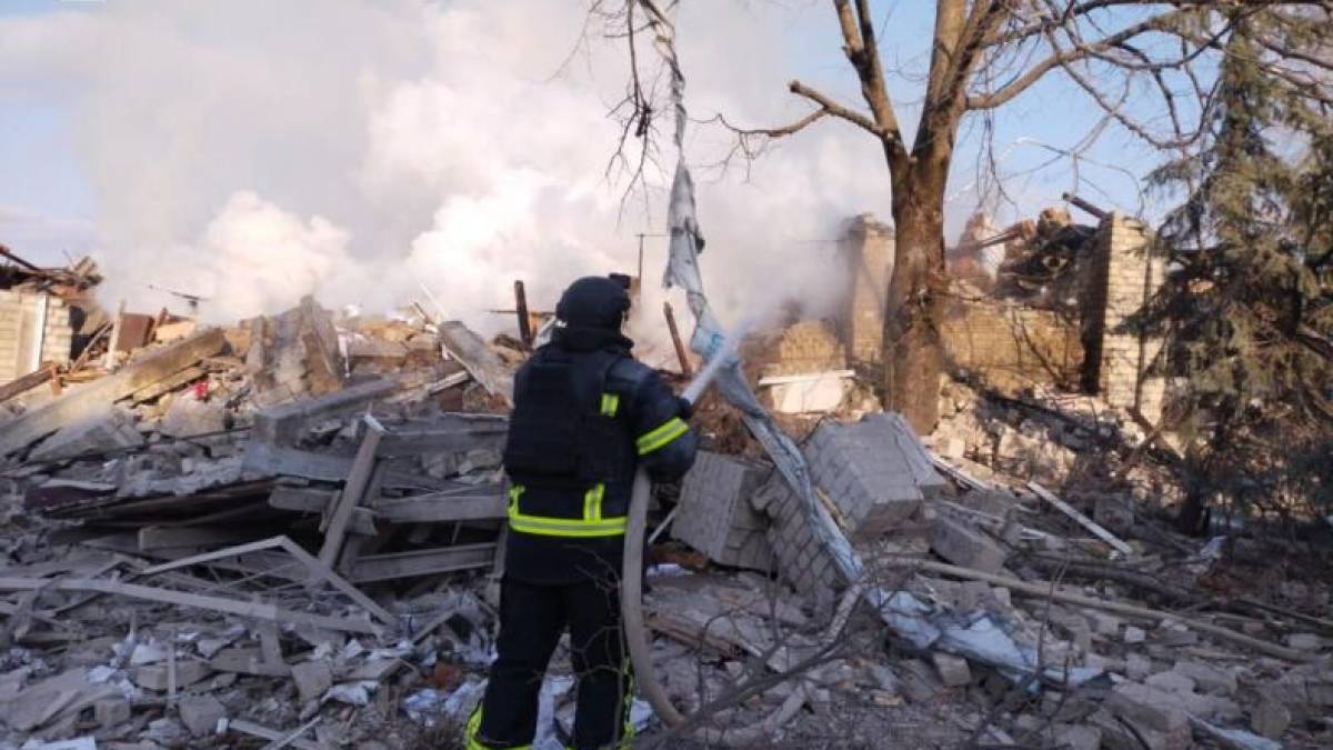 ДСНС Запорізької області: ліквідація наслідків ворожих обстрілів 26 лютого