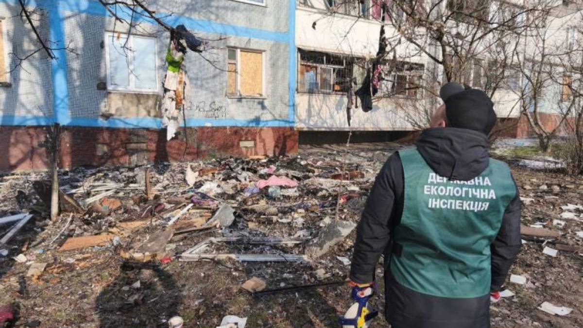 У Шевченківському та Хортицькому районах внаслідок ворожої атаки БпЛА утворилися вирви