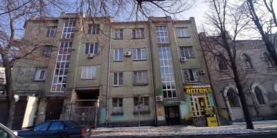 В Театральному домі оновлюють вікна
